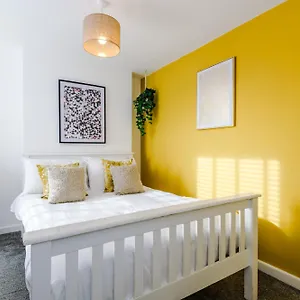 Large 7 Bedroom Town House In Centre Chester